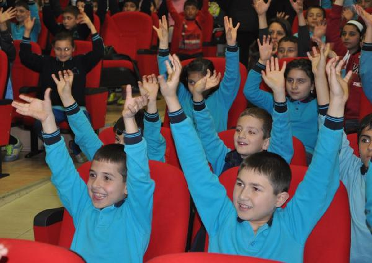 İşitme Engelli Çocuklar İçin Sessiz Tiyatro