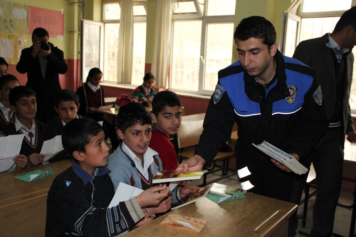 Kardeş Okulların Gönderdiği Kitaplar Hakkari\'de Dağıtıldı