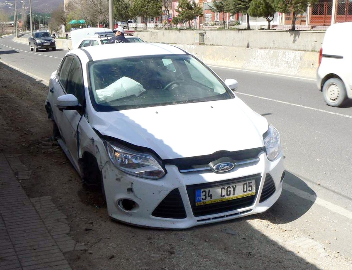 Kontrolden Çıkan Otomobil Yol Kenarındaki Evlere Çarptı