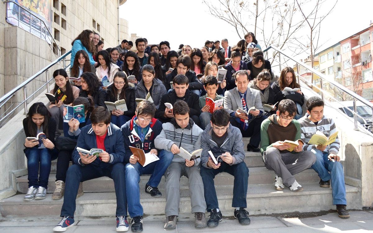 Merdivenlere Oturarak Kitap Okudular