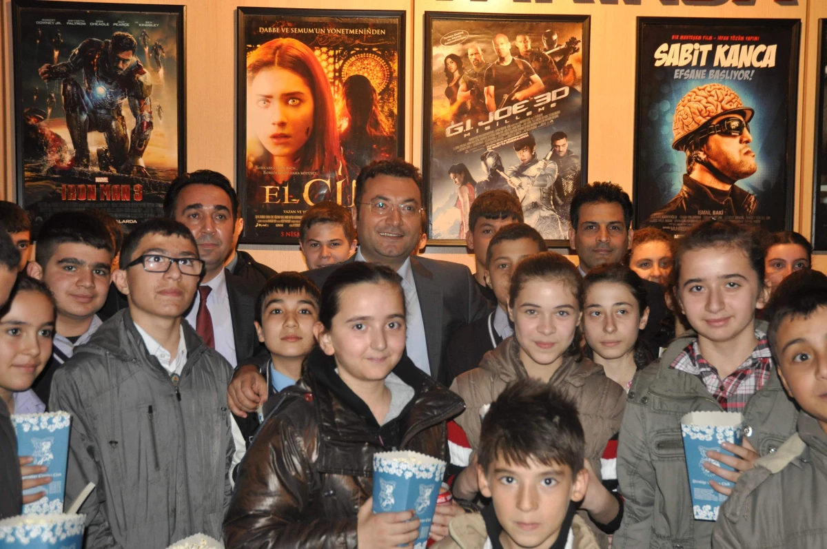 Minik Öğrenciler Çanakkale Filmini İzledi