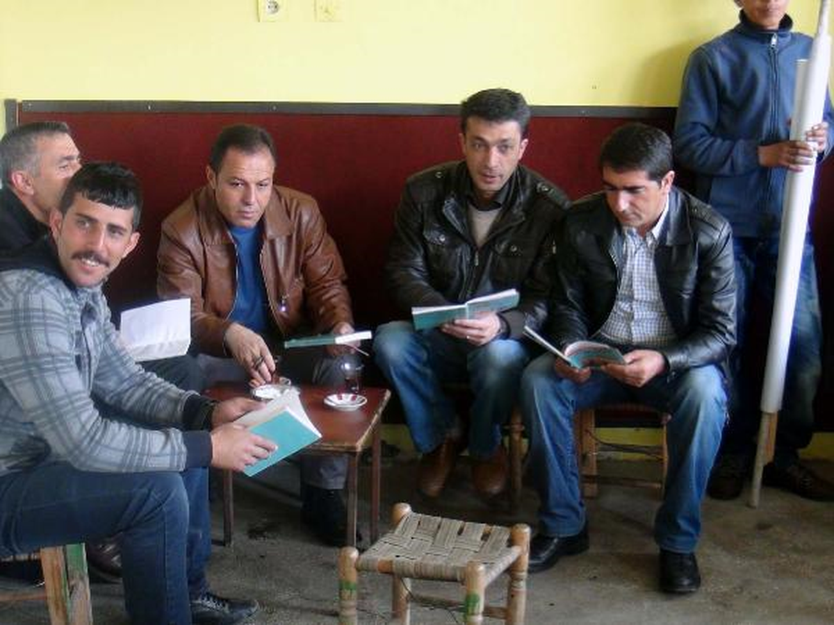 Öğrenciler Kahvede Oturanlara Kitap Okuttu
