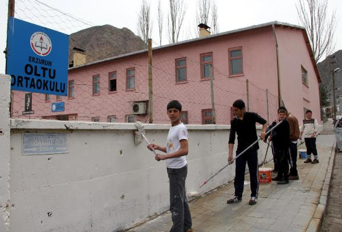 Öğrenciler Okulun Bahçe Duvarını Boyadı