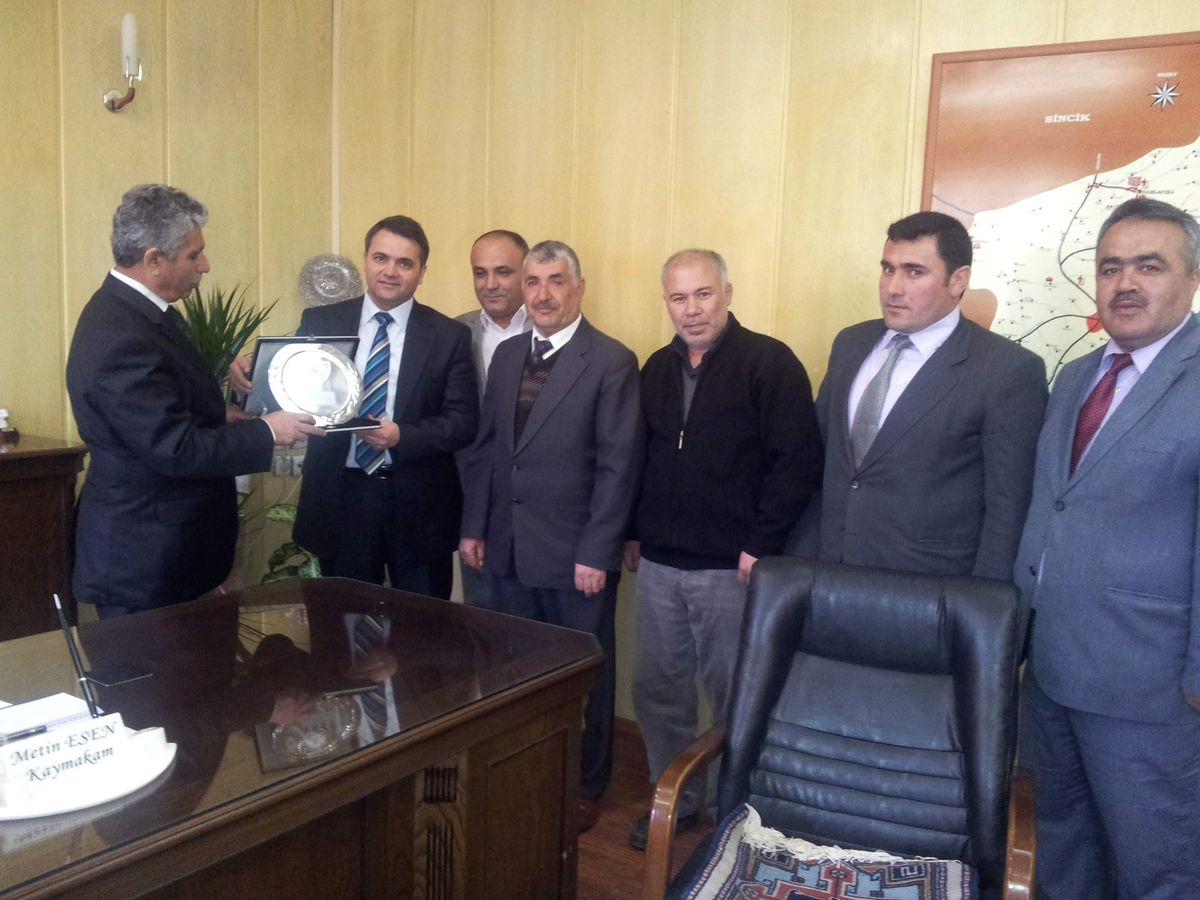Okul Aile Birliğinden Kaymakama Plaket