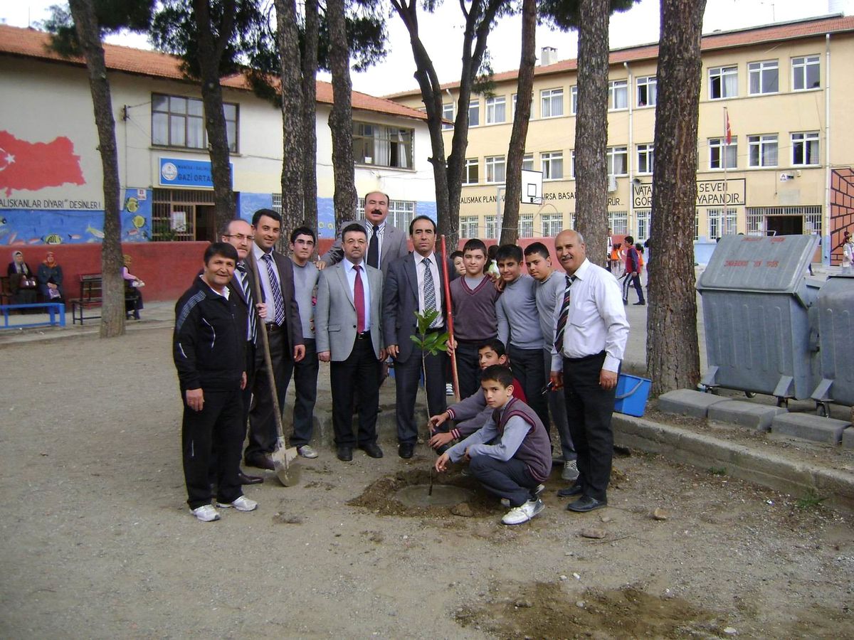 Okul Bahçesi Ağaçlandırıldı