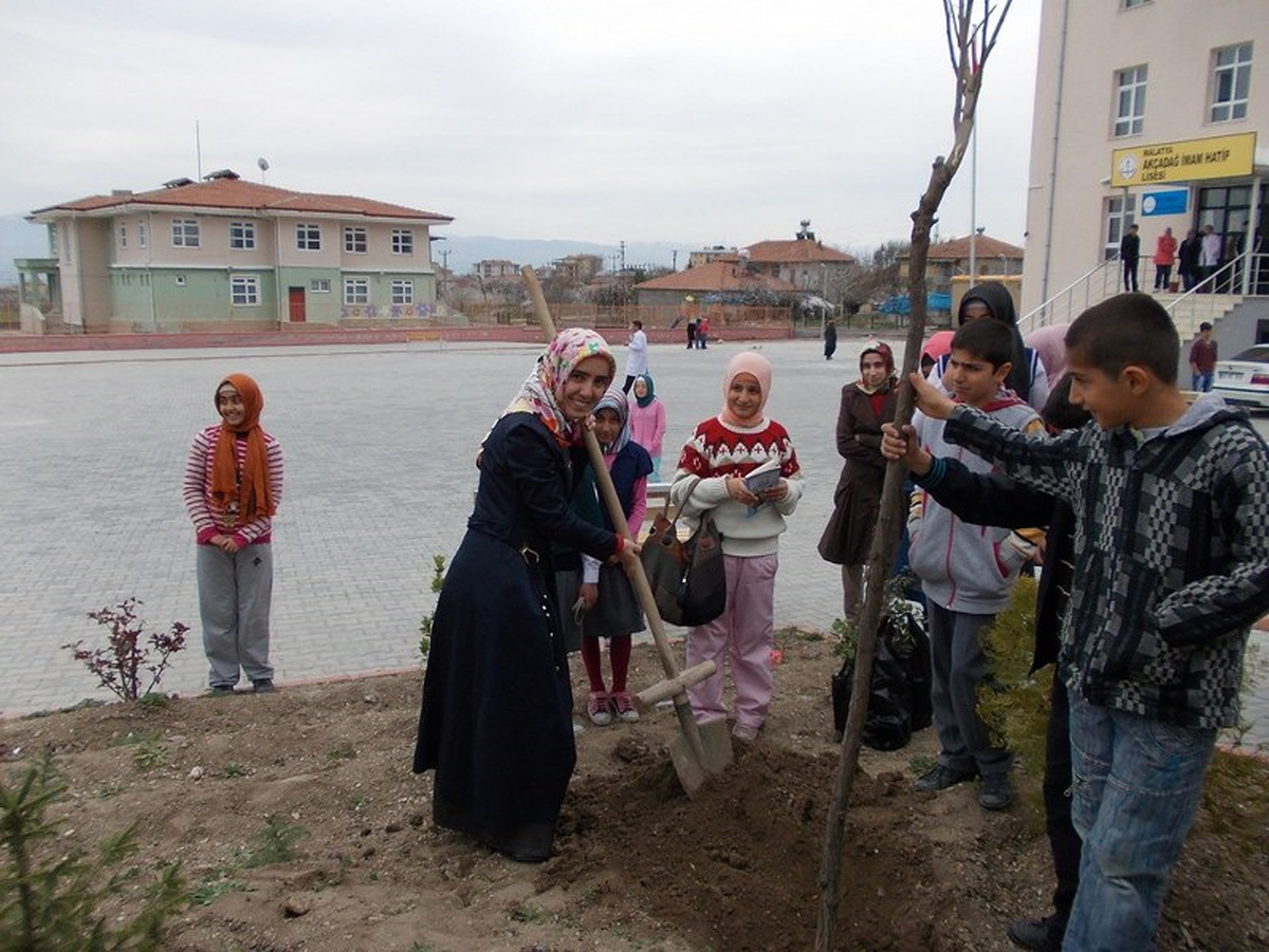 Okulun Bahçesine Fidanlar Dikildi