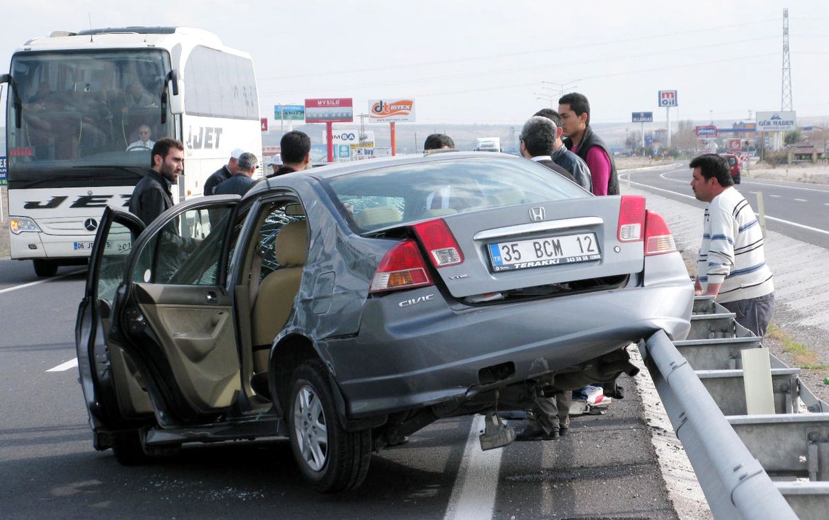 Otomobil Bariyere Çıktı