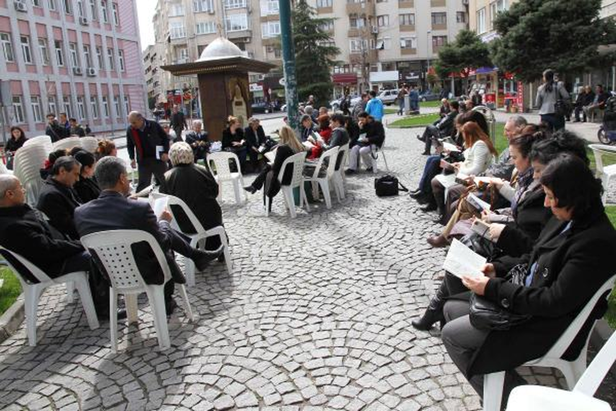 Parkta Kitap Okudular
