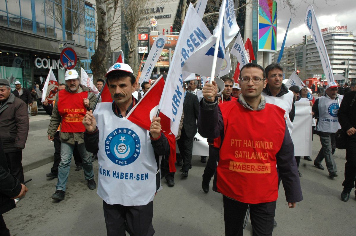 PTT Çalışanlardan İş Bırakma Eylemi