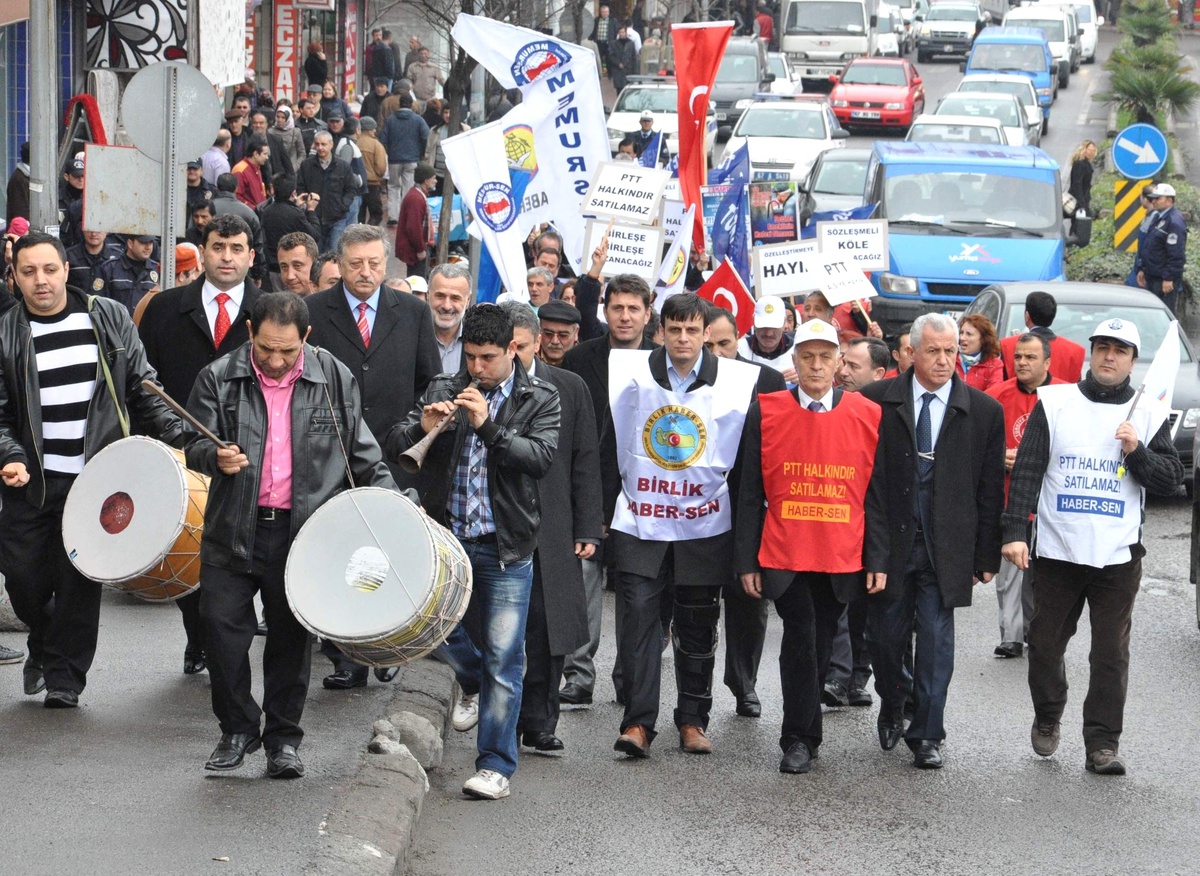 PTT Çalışanları Davul ve Zurnayla Yürüdü