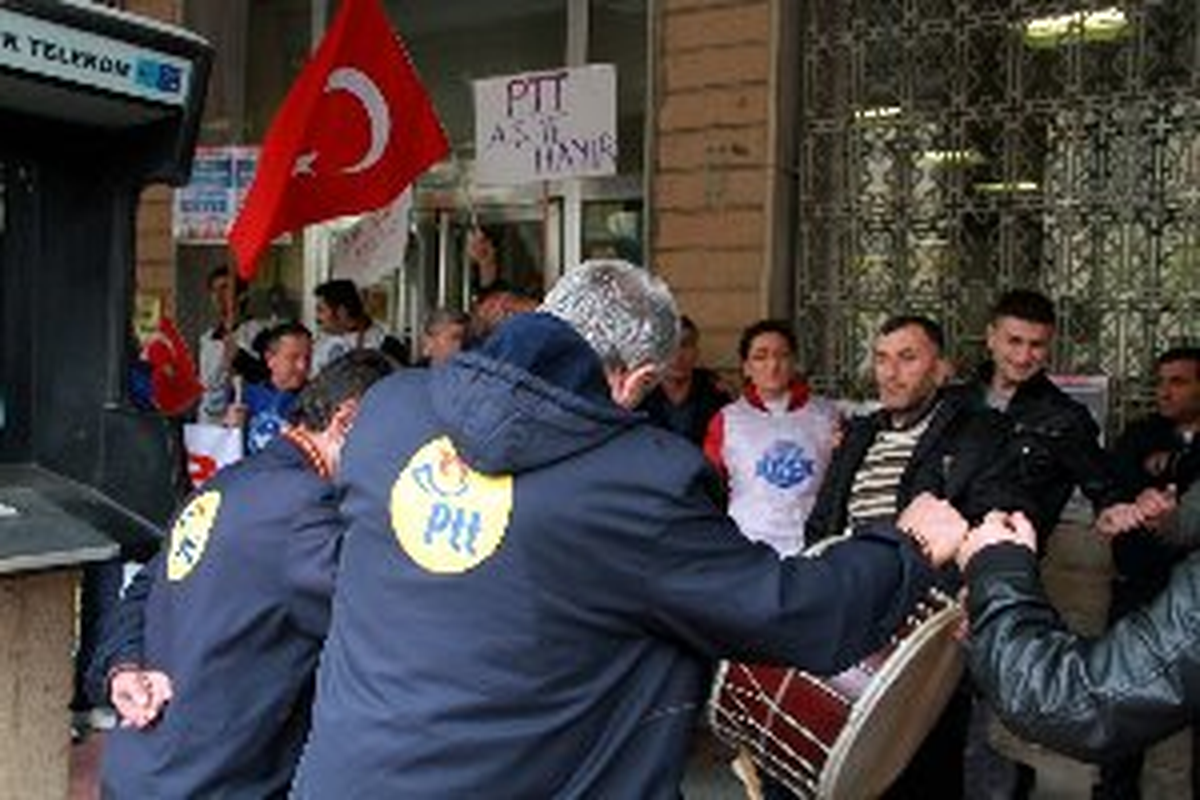 PTT Çalışanları İşi Bırakıp Halay Çekti