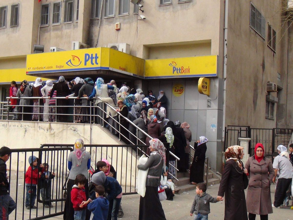 PTT Önünde Yardım İzdihamı