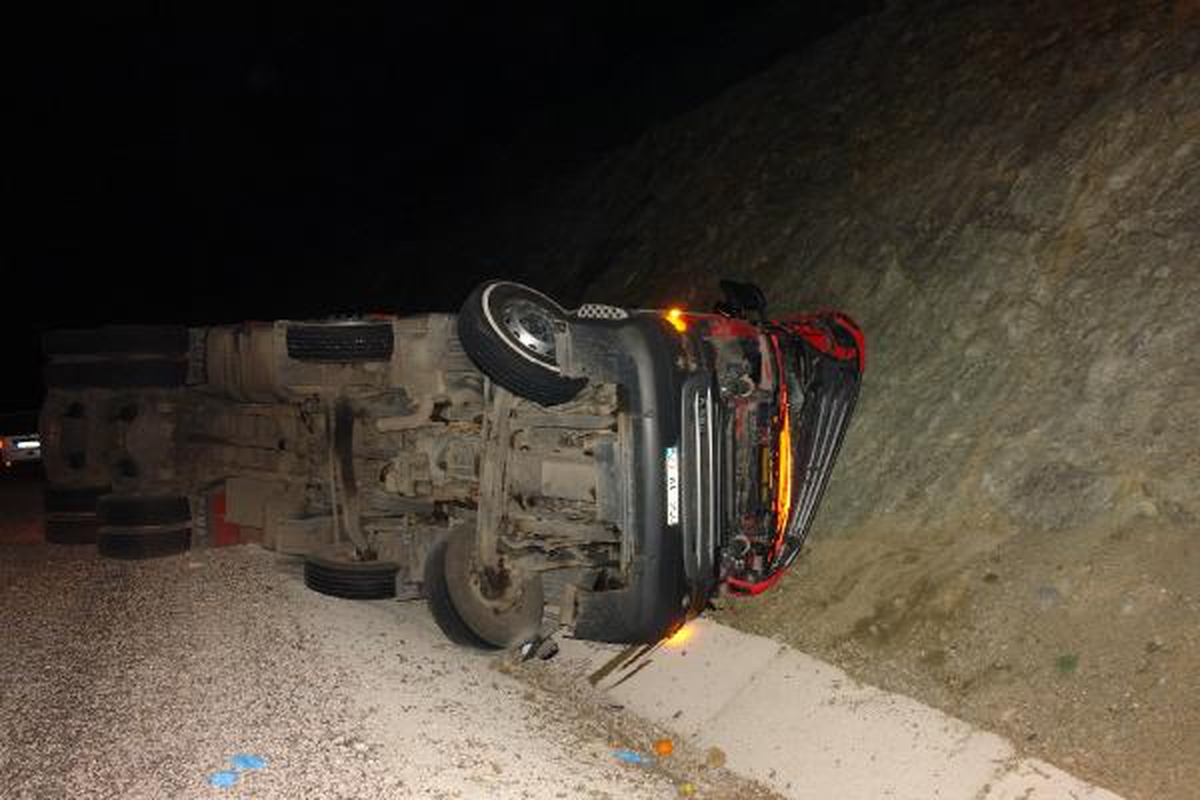 Sebze Yüklü Kamyon Devrildi: 1 Ölü, 1 Yaralı