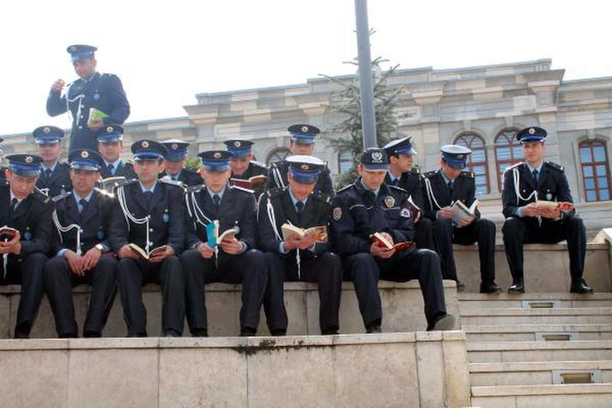 Halk İçin Sessizce Okudular