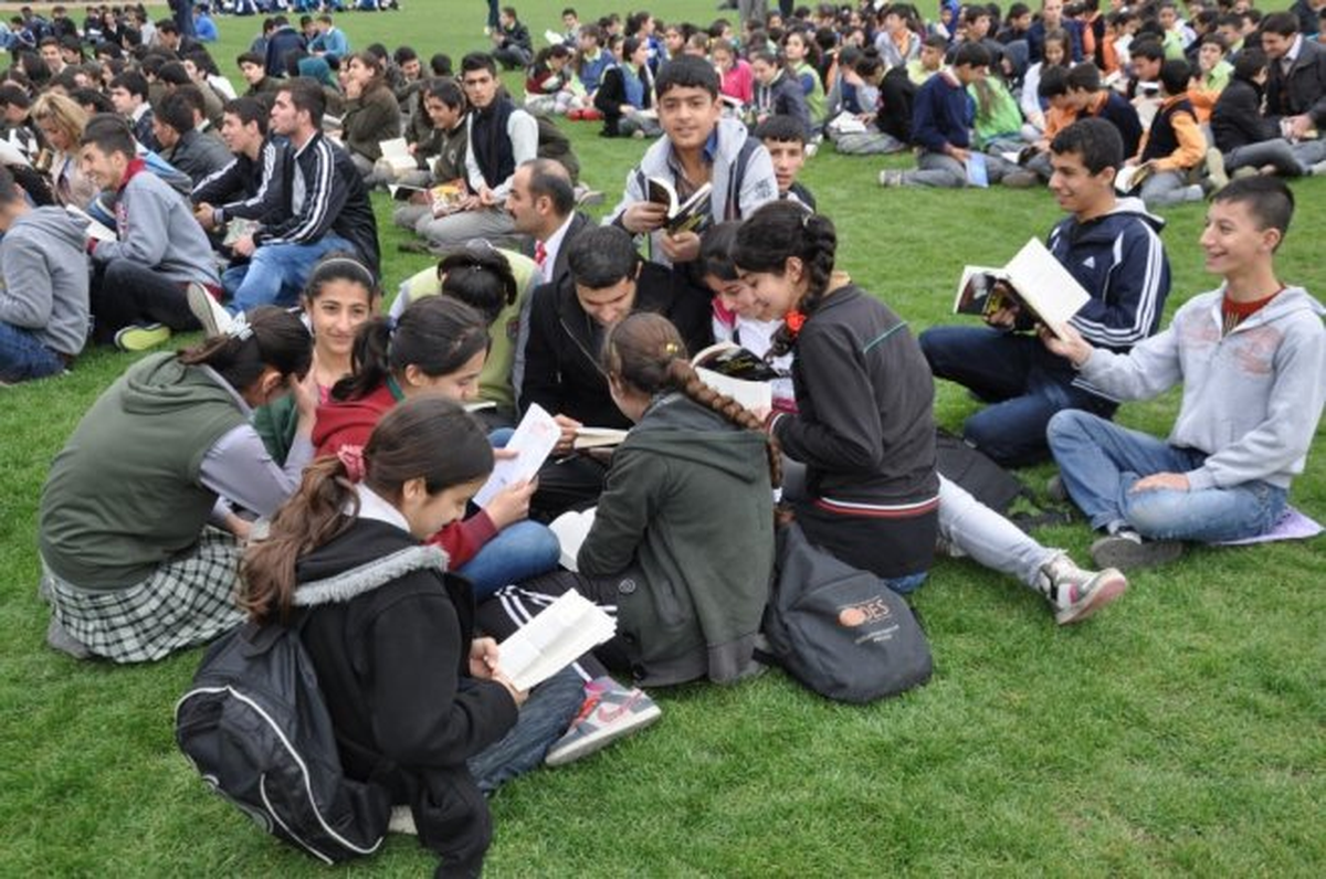 Siirt\'te Binlerce Kişi Kitap Okudu