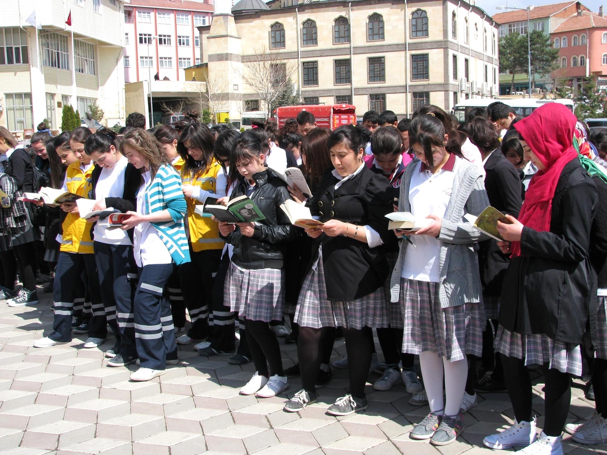 Sorgun Kaymakamı Kılıç Öğrencilerle Birlikte Kitap Okudu