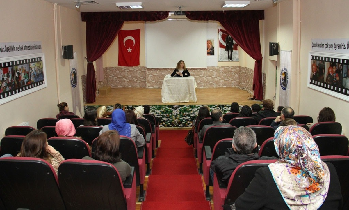 Velilere Anne Baba Eğitimi Verildi