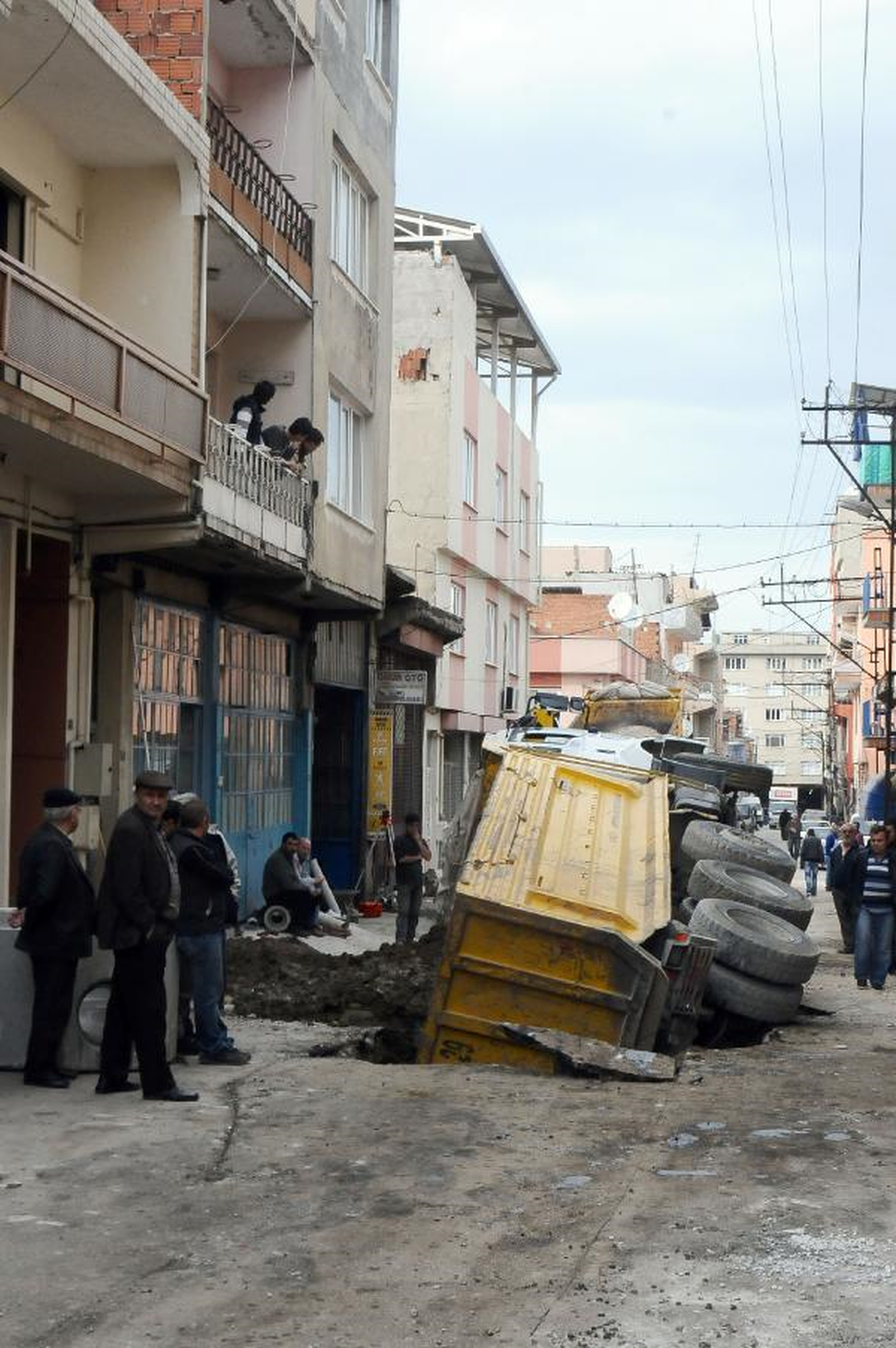 Yol Çöktü, Kamyon Çukura Düştü