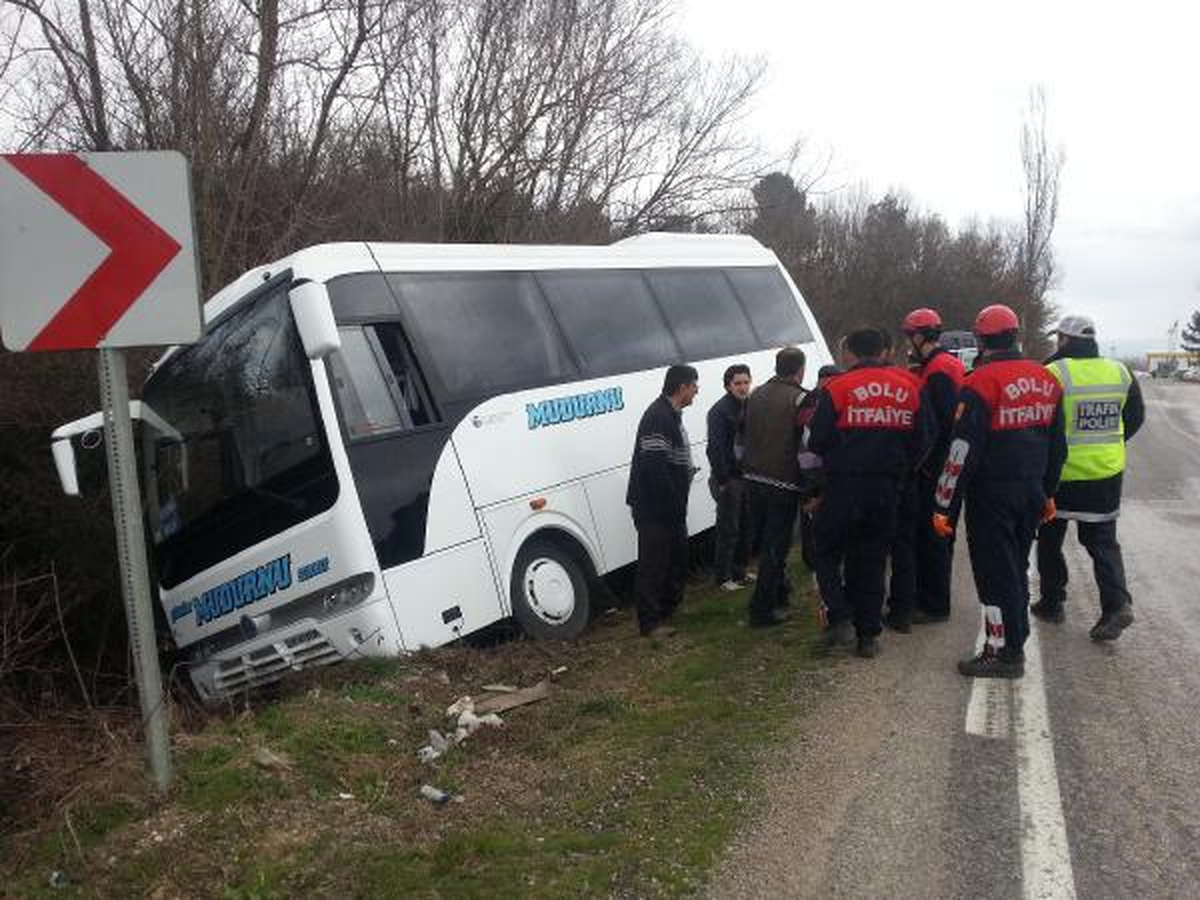 Yoldan Çıkan Minibüs Yan Yattı