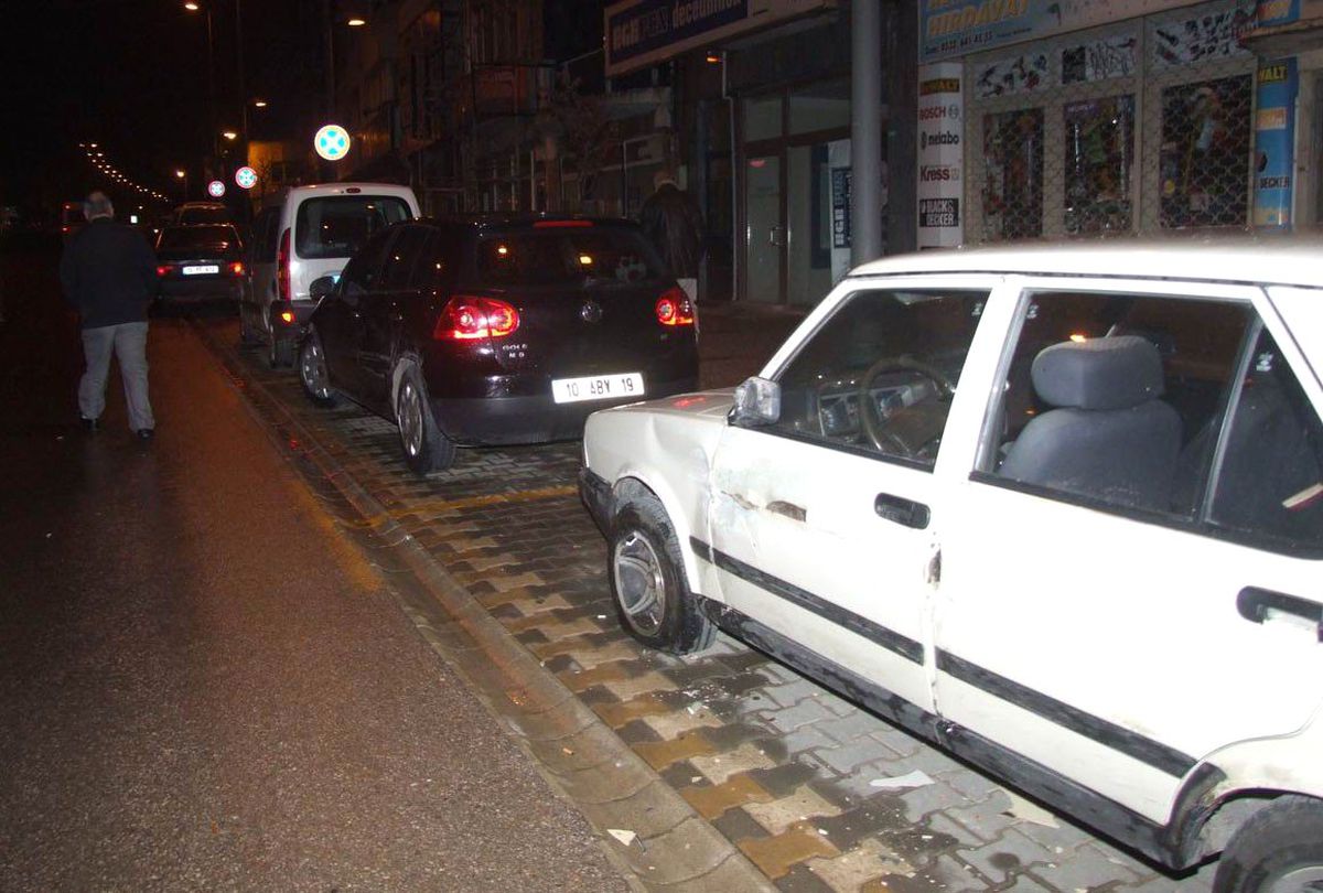 8 Araca Çarptı, Yaralı Arkadaşlarını Bırakıp Kaçtı