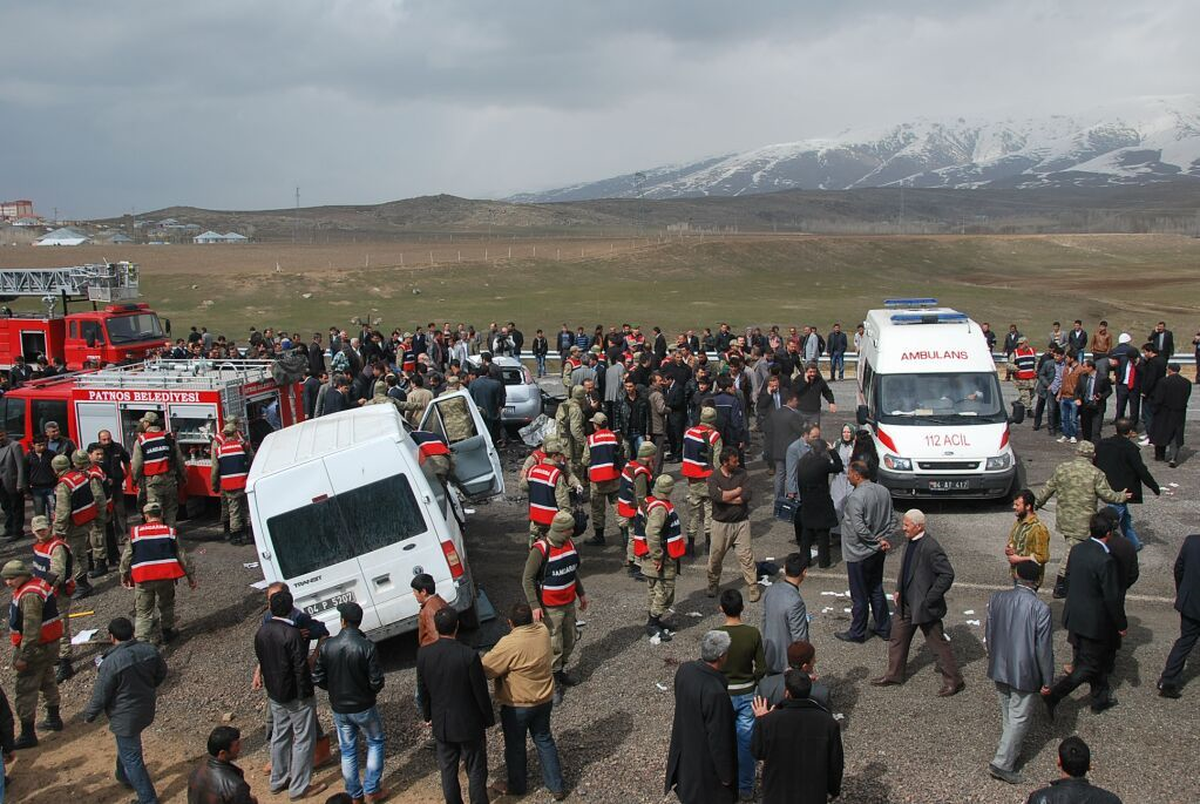 Ağrı\'da Öğrenci Servisi ile Otomobil Çarpıştı: 3 Ölü, 10 Yaralı