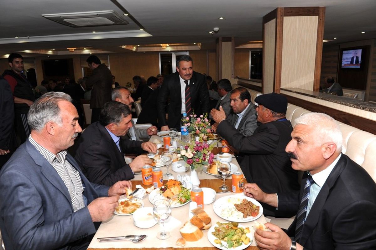 AK Parti Van Milletvekilleri, Ankara\'da Şehit Yakınları, Gazileri ve Muhtarları Kaldıkları Otelde...