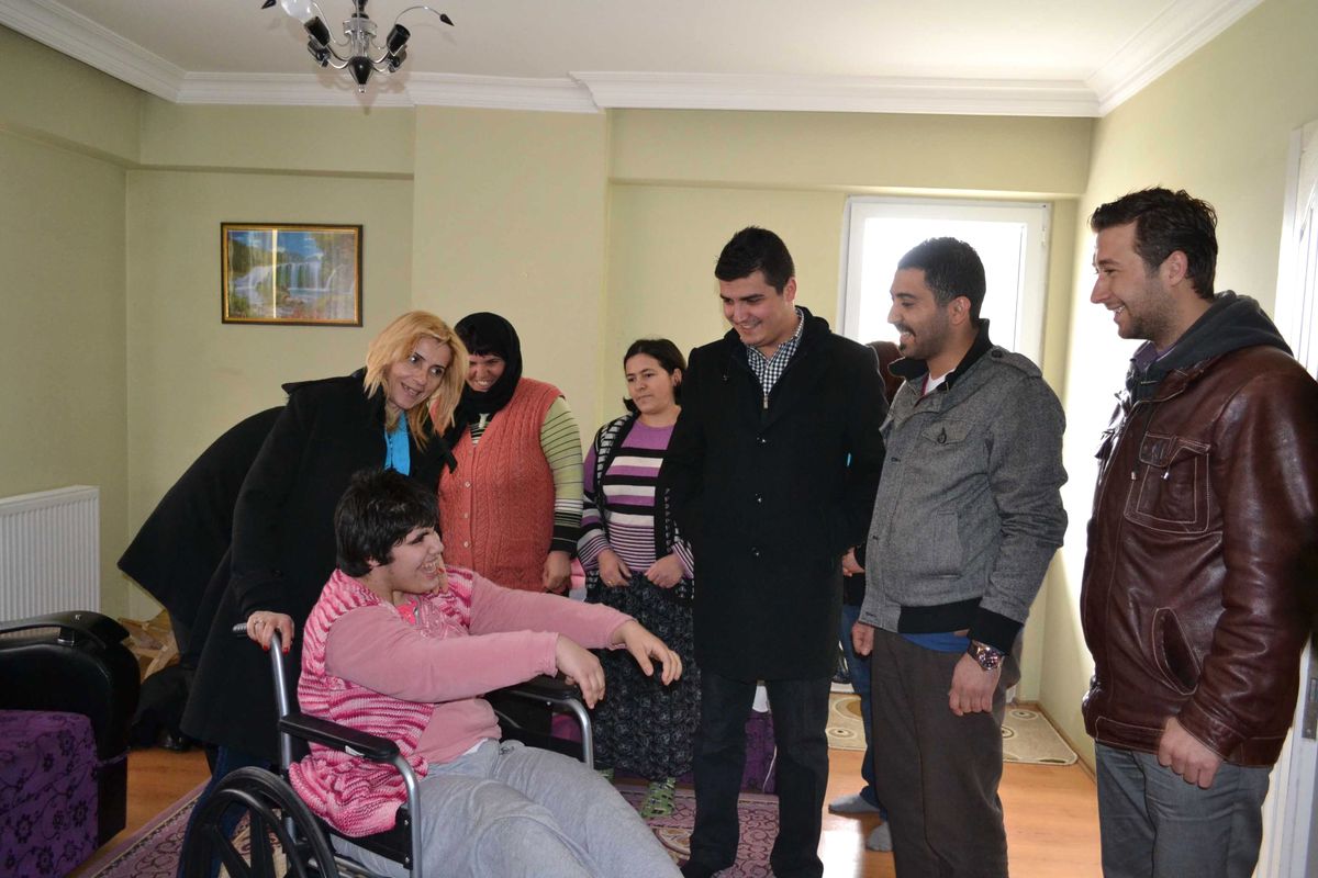 Ak Partili Gençler Engellilere Yardımlarını Sürdürüyor