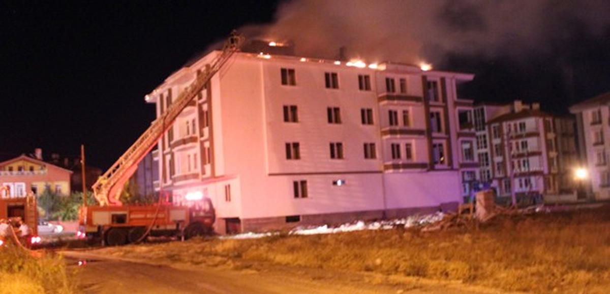 Aksaray\'da Çatı Yangını