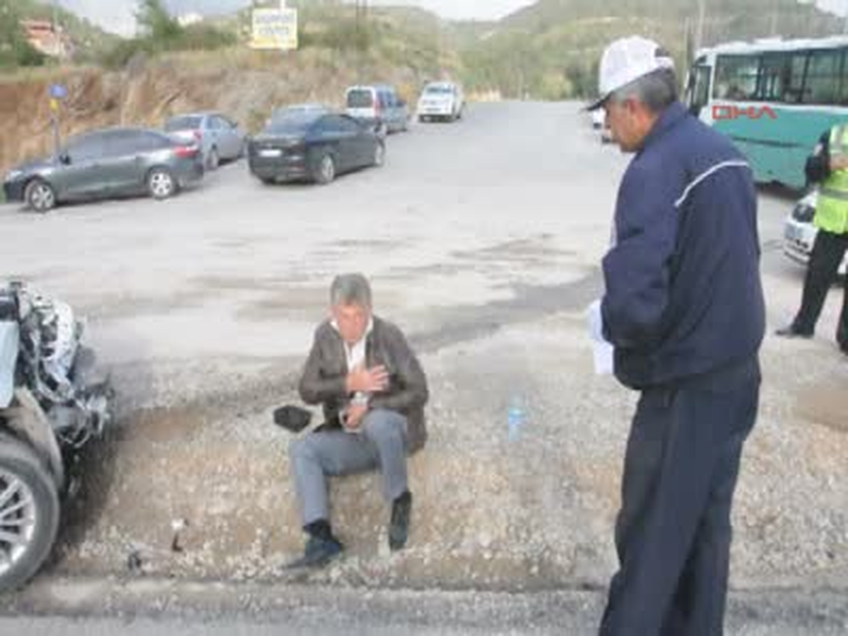 Alanya Belediye Binasına Kamyon Girdi Belediye Binasına Kamyon Girdi