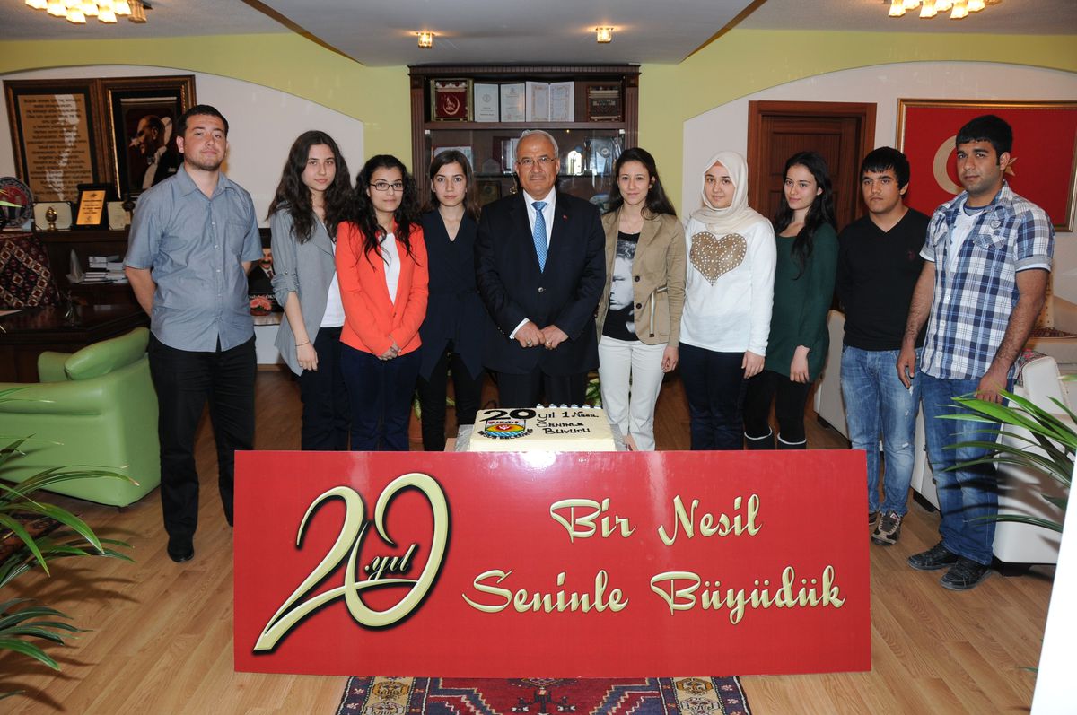 Başkan Kocamaz\'a 20 Yaşındaki Gençlerden Sürpriz