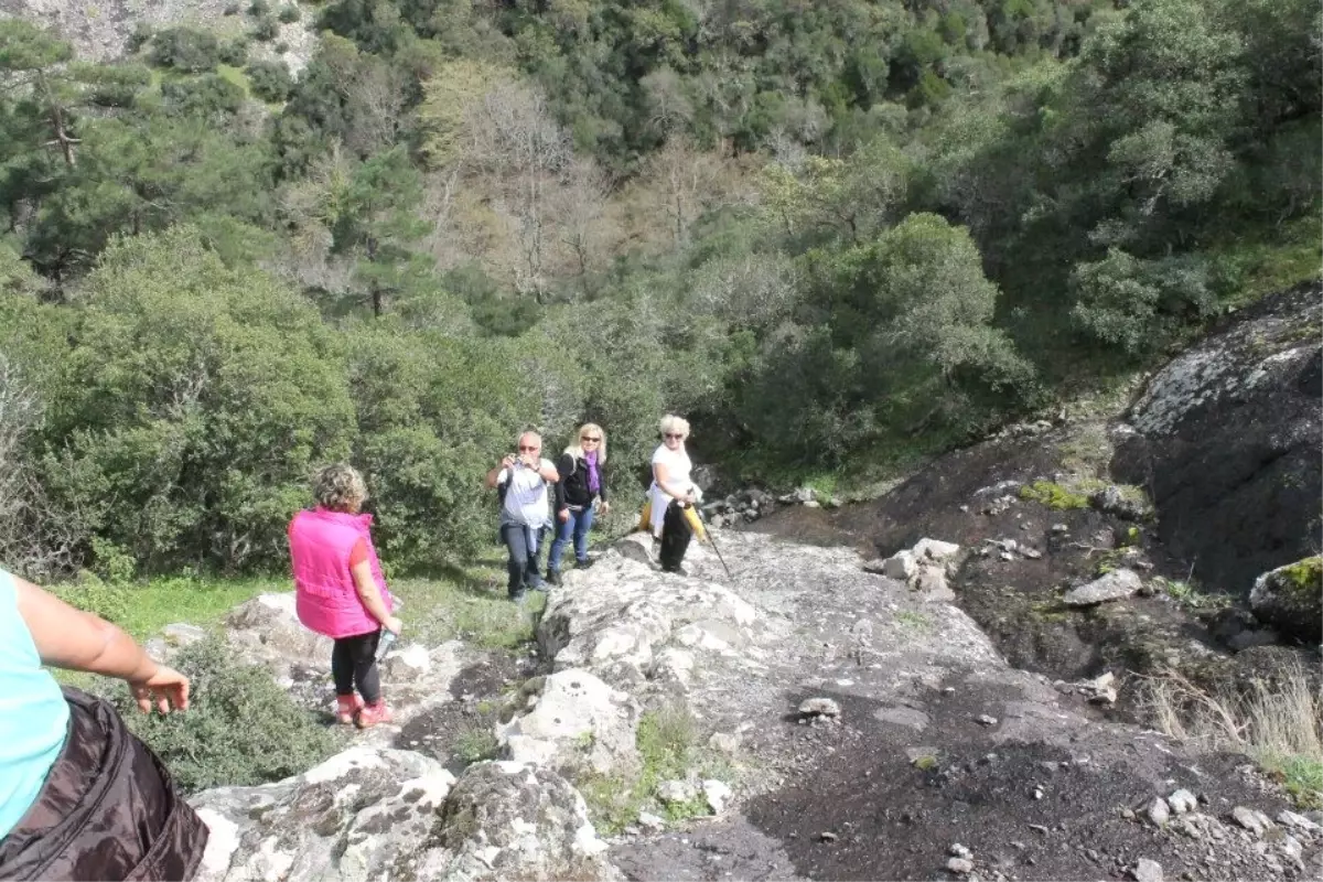 Çanakkale\'li Doğaseverler Ağı Dağında Yürüdü