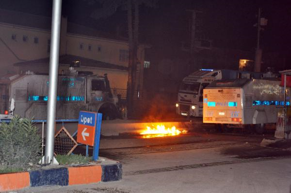 Cizre\'de Göstericiler Polis ile Çatıştı