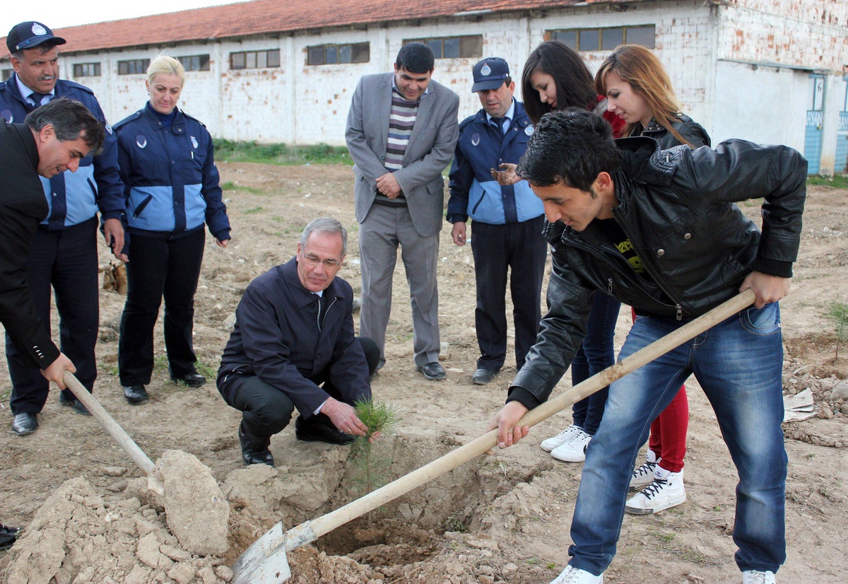 Dinar Meslek Yüksek Okulunda Ağaç Dikme Şöleni