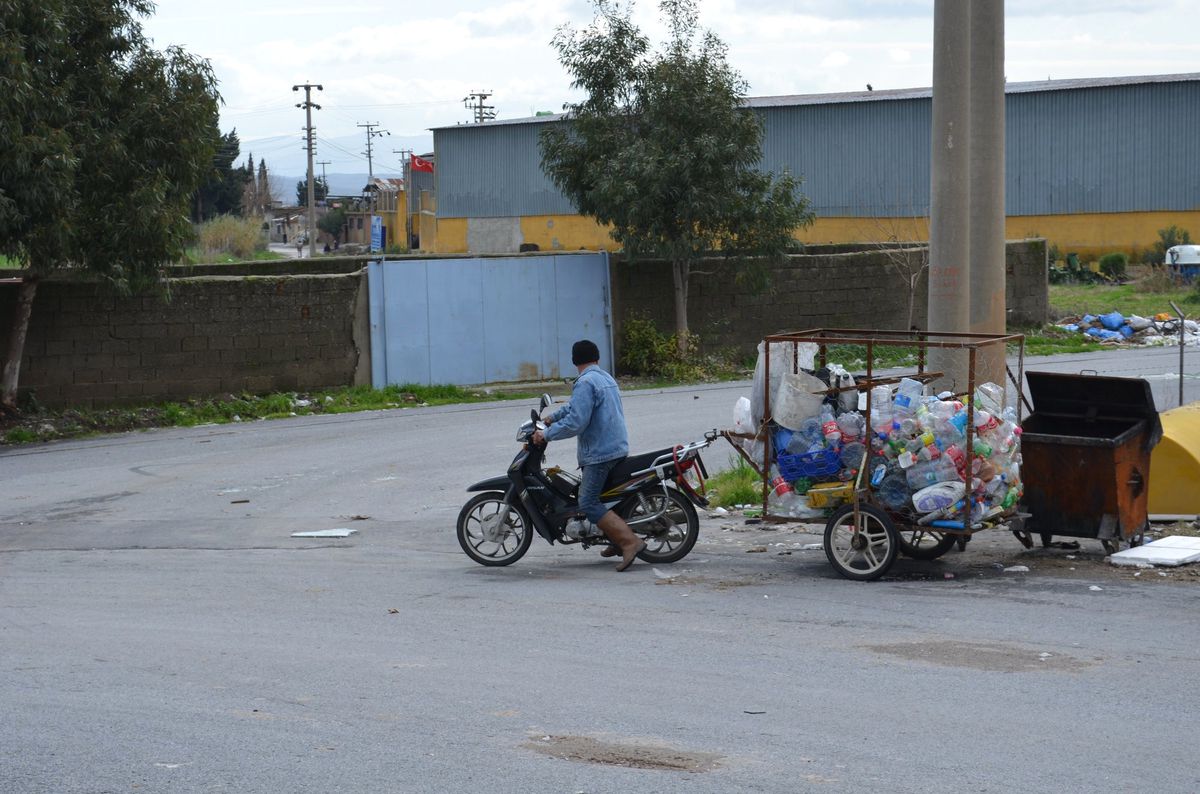 Ekmek Parası Çöpten Çıkarken Geri Dönüşüme de Katkı Sağlıyorlar