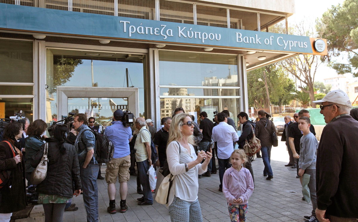Güney Kıbrıs\'ta Bankalar Açıldı