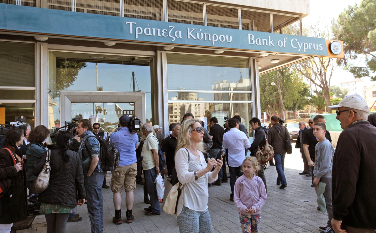 Güney Kıbrıs\'ta Bankalar Açıldı