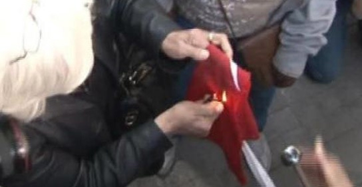 Güney Kıbrıs\'ta \'Bayrak\' Gerginliği