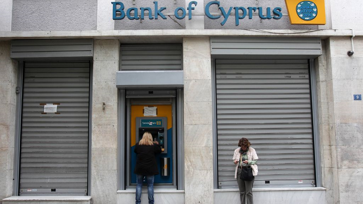 Güney Kıbrıs\'ta Ekonomik Kriz Bankaları Kapattı