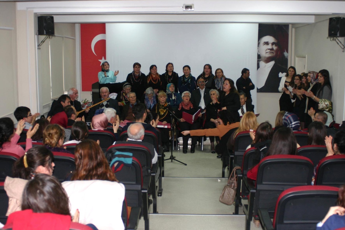 Huzurevi Sakinlerinden Üniversite Öğrencilerine Mini Konser