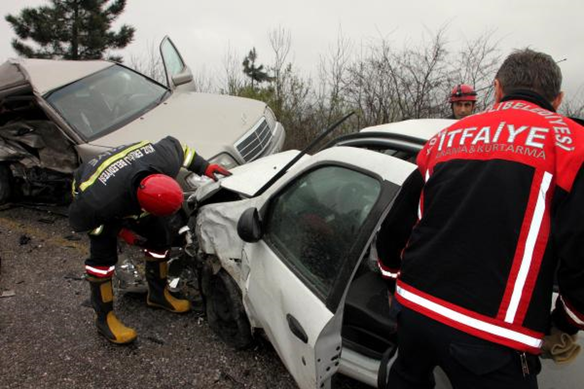 İki Otomobil Çarpıştı: 1 Ölü, 1 Yaralı