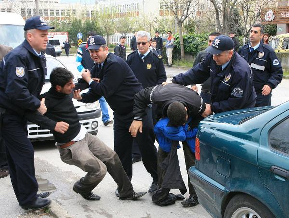 İntihar İçin Çatıya Çıkan 3 Kişi, İnince Kavga Etti