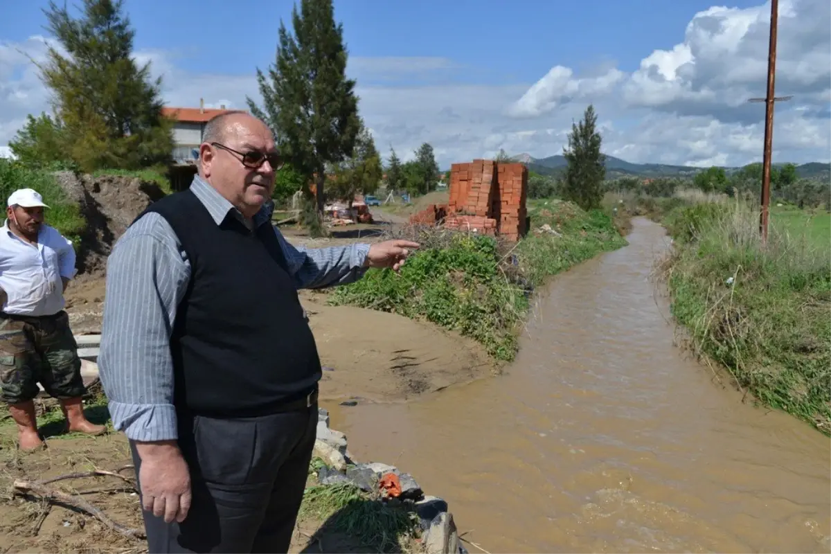 İzmir\'de Aşırı Yağış Sonucu Asfalt Çöktü