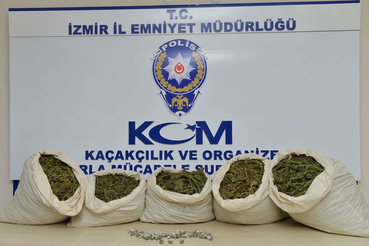 İzmir Polisinden Helikopterli Esrar Operasyonu