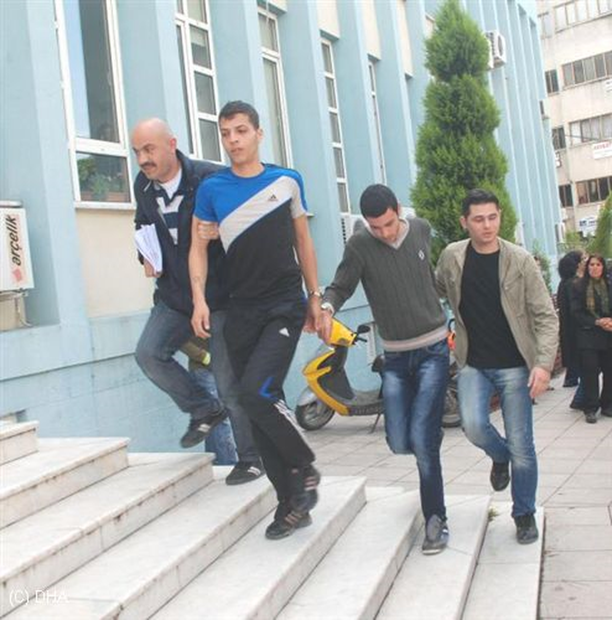 Kaçan Otomibilden 1 Torba Çalıntı Sigara Çıktı