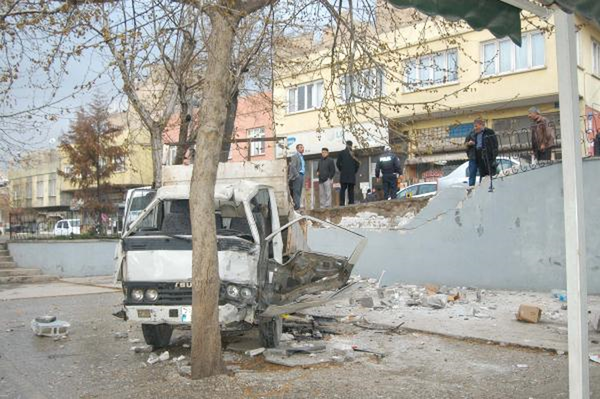 Kamyonet Cami Avlusuna Devrildi: 3 Yaralı