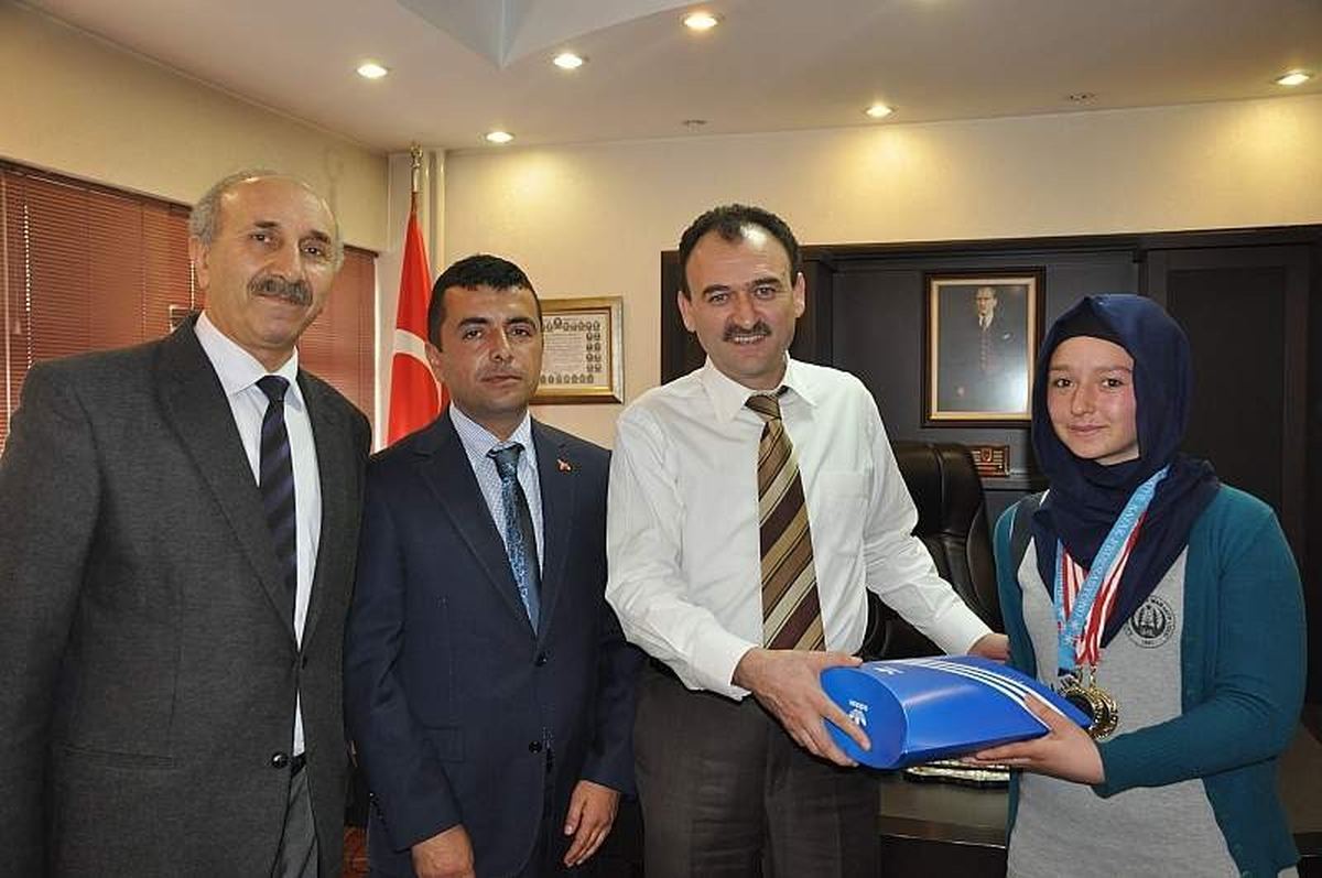 Kayakta Türkiye Birincisi Olan Buket Çetinkaya\'ya İl Milli Eğitim Müdüründen Ödül