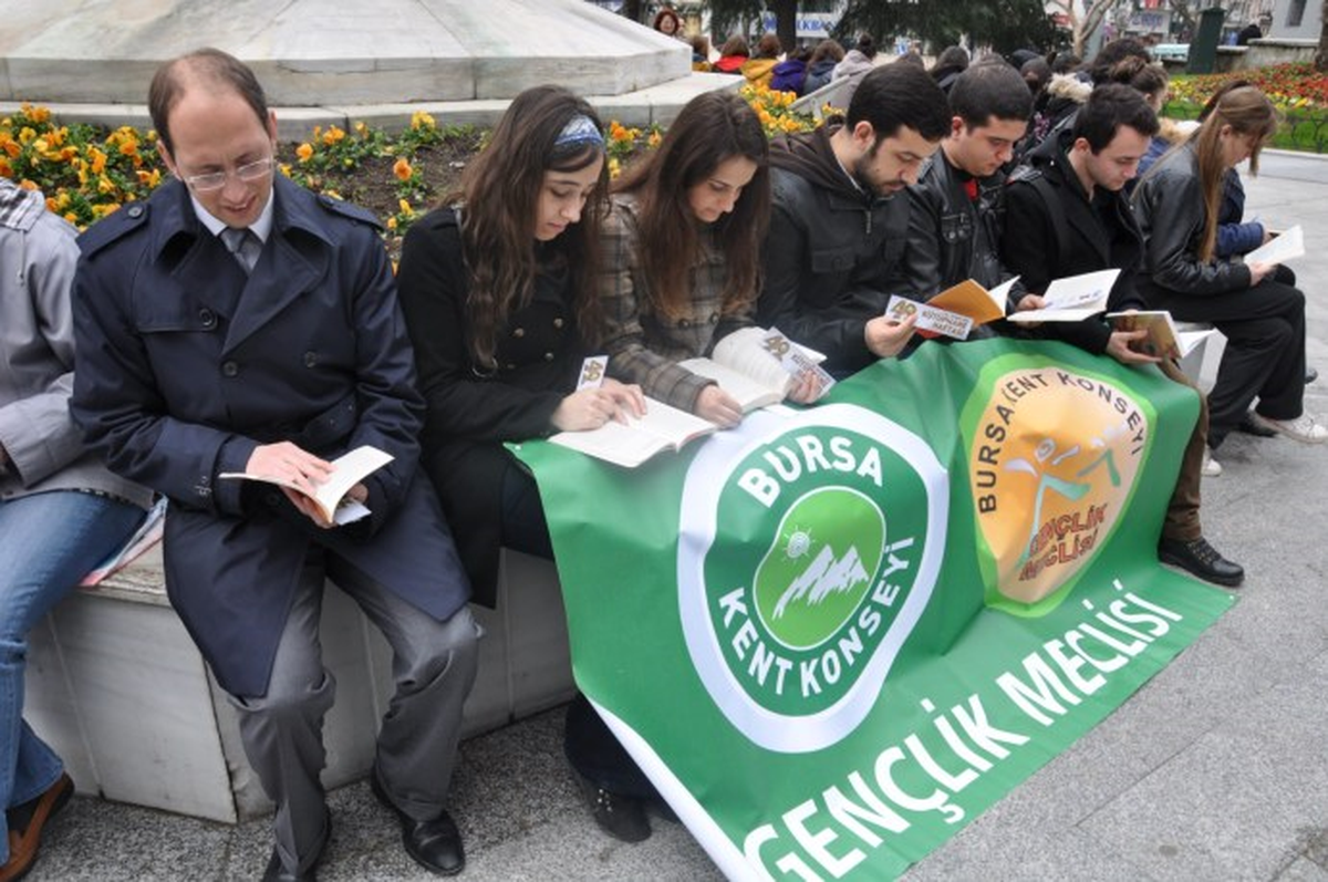 "Kitap Okuma Alışkanlığına Dikkat Çekiyoruz"
