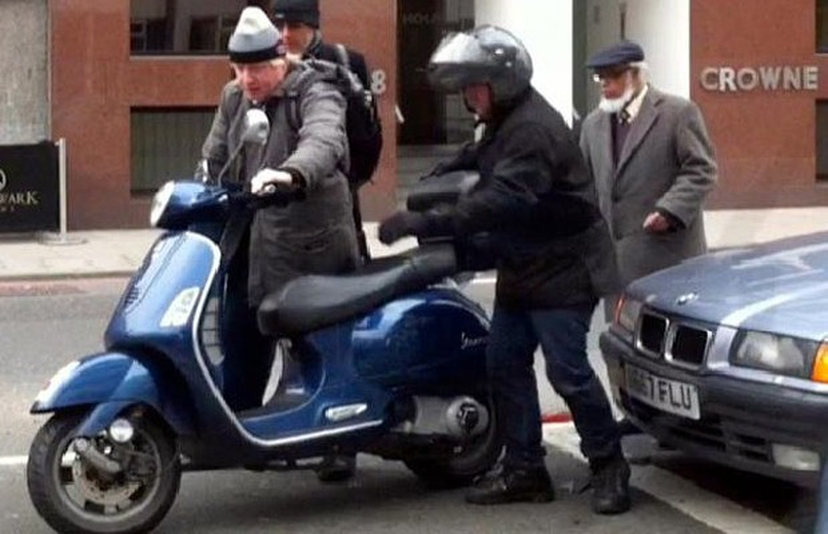 Londra Belediye Başkanı Kaza Yapan Sürücüye Yardım Etti