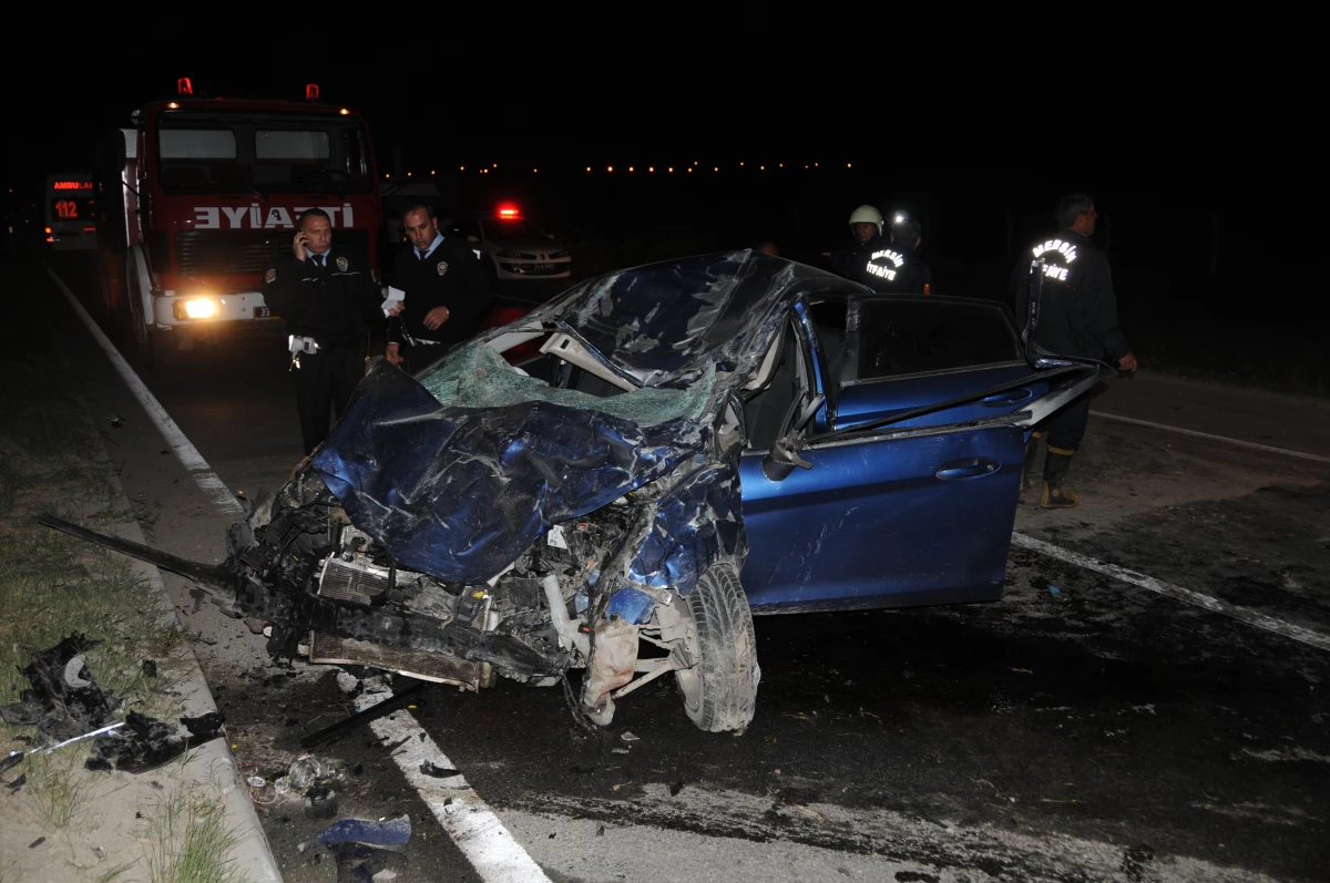 Mersin\'de 2 Otomobil Çarpıştı: 3 Ölü, 2 Yaralı