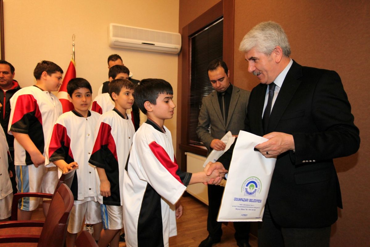 Minik Basketbolcular Başarılarını Başkan Sakallı ile Paylaştı